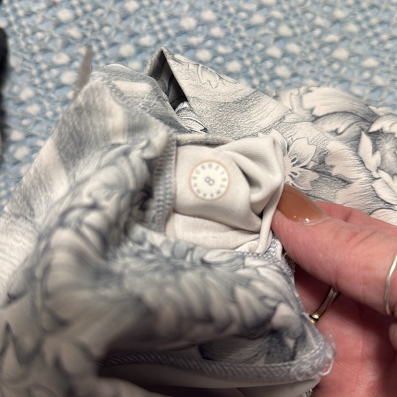 Lululemon crop yoga style leggings 8 - Picture 6 of 6